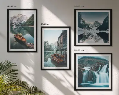 Billedvæg over sofa med motiv af bjergsøer og refleksioner