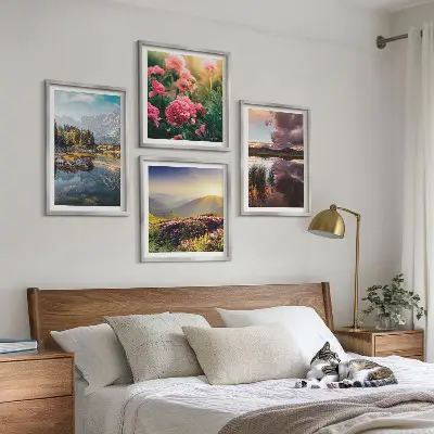 Billedsæt med ramme med motiv af blomster i bjergeng ved vand