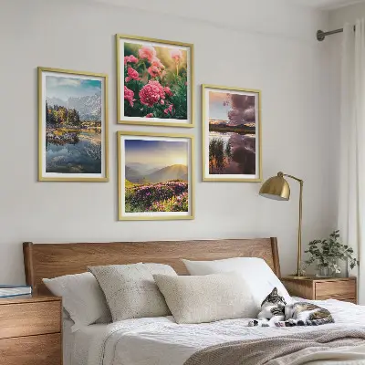 Billedsæt med ramme med motiv af blomster i bjergeng ved vand