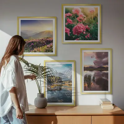 Billedsæt med ramme med motiv af blomster i bjergeng ved vand
