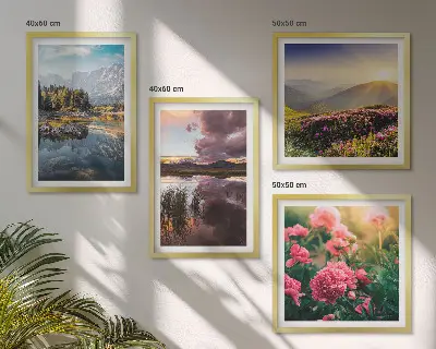 Billedsæt med ramme med motiv af blomster i bjergeng ved vand