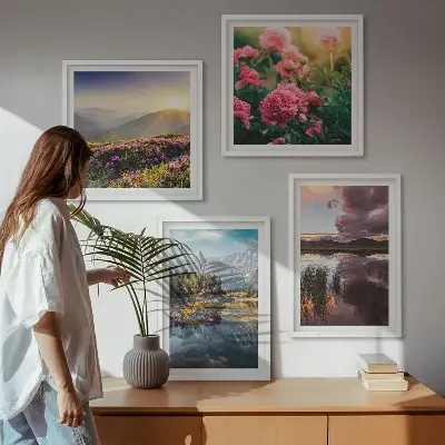 Billedsæt med ramme med motiv af blomster i bjergeng ved vand