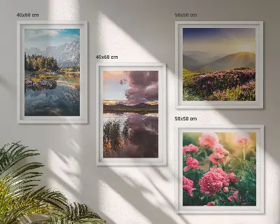 Billedsæt med ramme med motiv af blomster i bjergeng ved vand