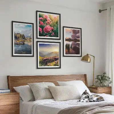 Billedsæt med ramme med motiv af blomster i bjergeng ved vand