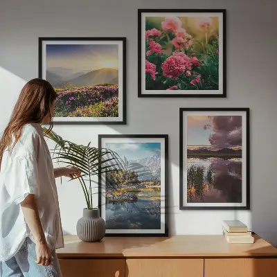 Billedsæt med ramme med motiv af blomster i bjergeng ved vand