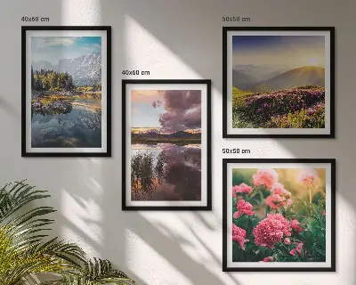 Billedsæt med ramme med motiv af blomster i bjergeng ved vand