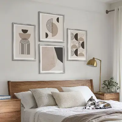 Billedvæg over sofa med abstrakte geometriske mønstre