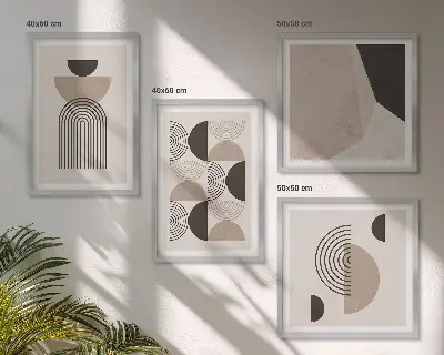 Billedvæg over sofa med abstrakte geometriske mønstre