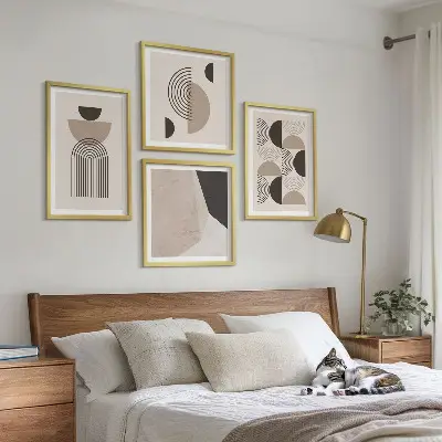 Billedvæg over sofa med abstrakte geometriske mønstre