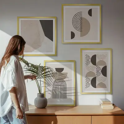 Billedvæg over sofa med abstrakte geometriske mønstre