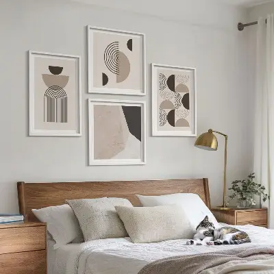 Billedvæg over sofa med abstrakte geometriske mønstre
