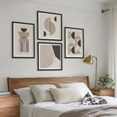 Billedvæg over sofa med abstrakte geometriske mønstre
