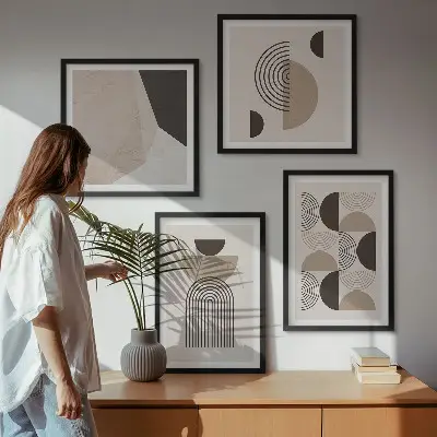 Billedvæg over sofa med abstrakte geometriske mønstre