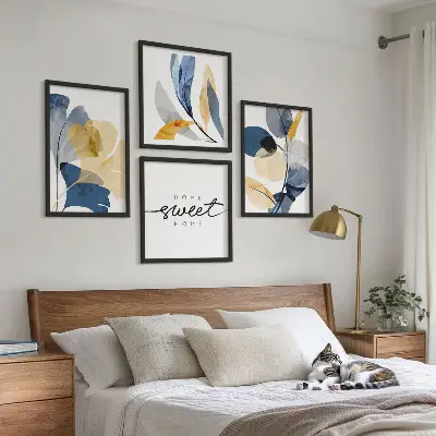 Billedvæg med akvarel plantemotiver til ophæng over sofa