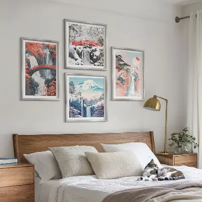 Billedvæg over sofa med motiv af vandfald, broer, træer og årstider