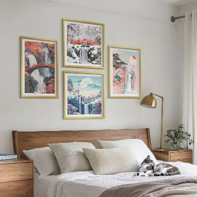 Billedvæg over sofa med motiv af vandfald, broer, træer og årstider