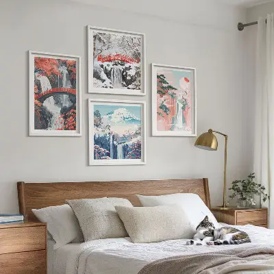 Billedvæg over sofa med motiv af vandfald, broer, træer og årstider