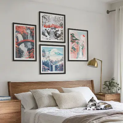 Billedvæg over sofa med motiv af vandfald, broer, træer og årstider