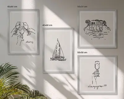 Billedvæg over sofa med motiv af hus på vandet og sejlbåd
