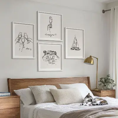 Billedvæg over sofa med motiv af hus på vandet og sejlbåd