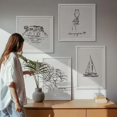 Billedvæg over sofa med motiv af hus på vandet og sejlbåd