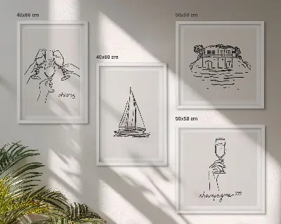 Billedvæg over sofa med motiv af hus på vandet og sejlbåd