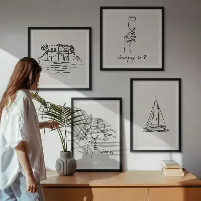 Billedvæg over sofa med motiv af hus på vandet og sejlbåd