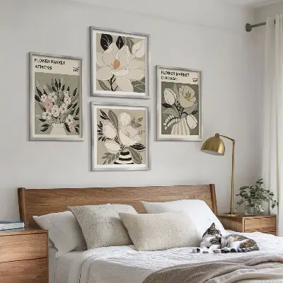 Billedvæg over sofa med retro blomsterdekorationer fra forskellige byer