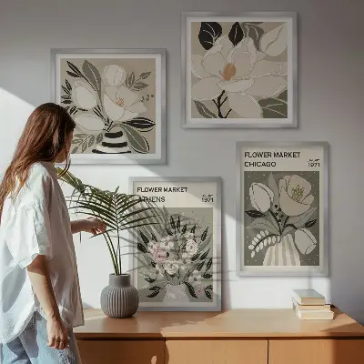 Billedvæg over sofa med retro blomsterdekorationer fra forskellige byer