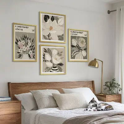Billedvæg over sofa med retro blomsterdekorationer fra forskellige byer