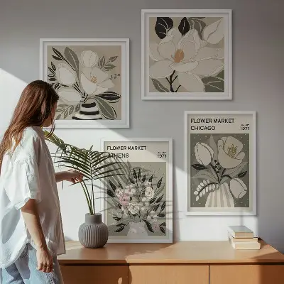 Billedvæg over sofa med retro blomsterdekorationer fra forskellige byer