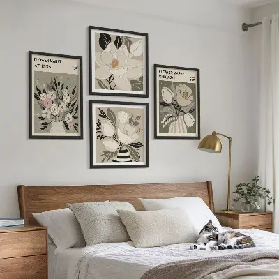 Billedvæg over sofa med retro blomsterdekorationer fra forskellige byer