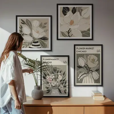 Billedvæg over sofa med retro blomsterdekorationer fra forskellige byer