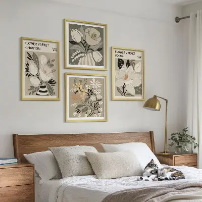Billedvæg over sofa med retro blomstermotiv i Kingston Seoul-stil