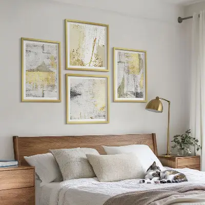 Billedvæg over sofa med abstrakte minimalistiske mønstre
