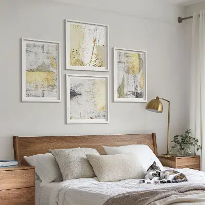 Billedvæg over sofa med abstrakte minimalistiske mønstre