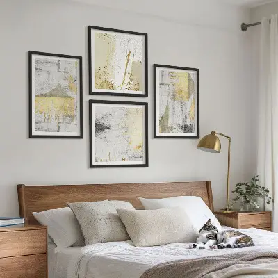 Billedvæg over sofa med abstrakte minimalistiske mønstre