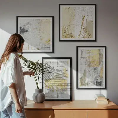 Billedvæg over sofa med abstrakte minimalistiske mønstre