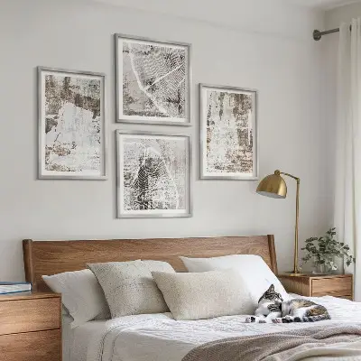 Billedvæg over sofa med abstrakte mønstre i hvid og brun