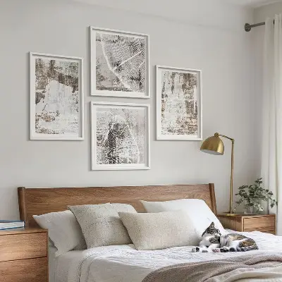 Billedvæg over sofa med abstrakte mønstre i hvid og brun