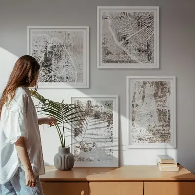 Billedvæg over sofa med abstrakte mønstre i hvid og brun