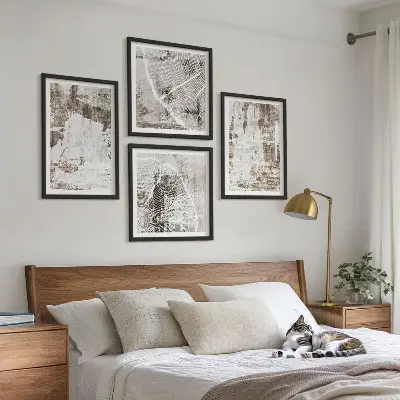 Billedvæg over sofa med abstrakte mønstre i hvid og brun