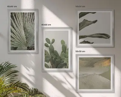 Billedvæg over sofa med blade af tropiske planter i pastel