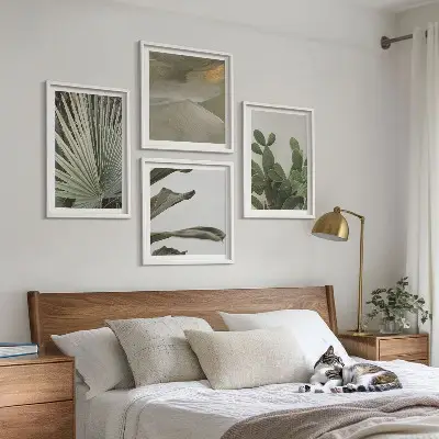 Billedvæg over sofa med blade af tropiske planter i pastel