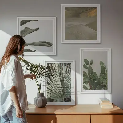 Billedvæg over sofa med blade af tropiske planter i pastel
