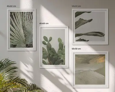Billedvæg over sofa med blade af tropiske planter i pastel
