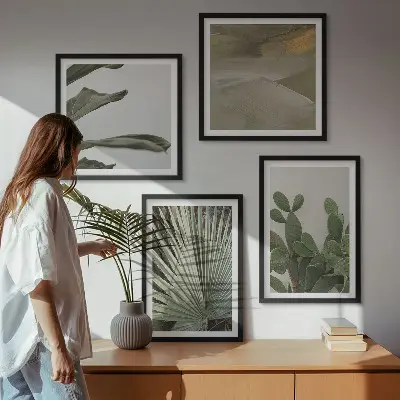 Billedvæg over sofa med blade af tropiske planter i pastel