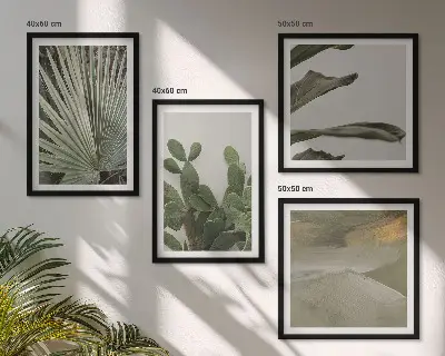 Billedvæg over sofa med blade af tropiske planter i pastel