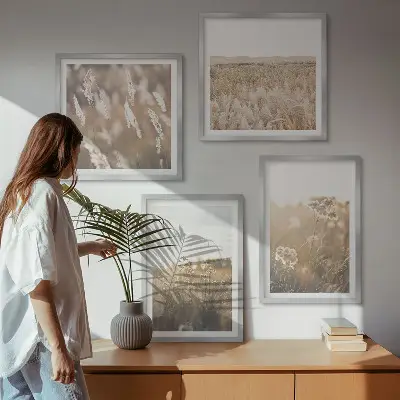Billedvæg over sofa med motiv af landskabsgræs og blomster i varme nuancer