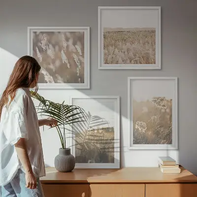 Billedvæg over sofa med motiv af landskabsgræs og blomster i varme nuancer